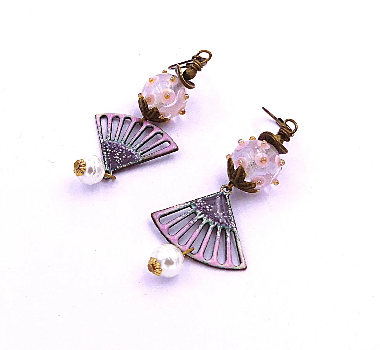 Brincos assimétricos de metal esmaltado, vidro fiado, pérolas brancas nacaradas – photo 2